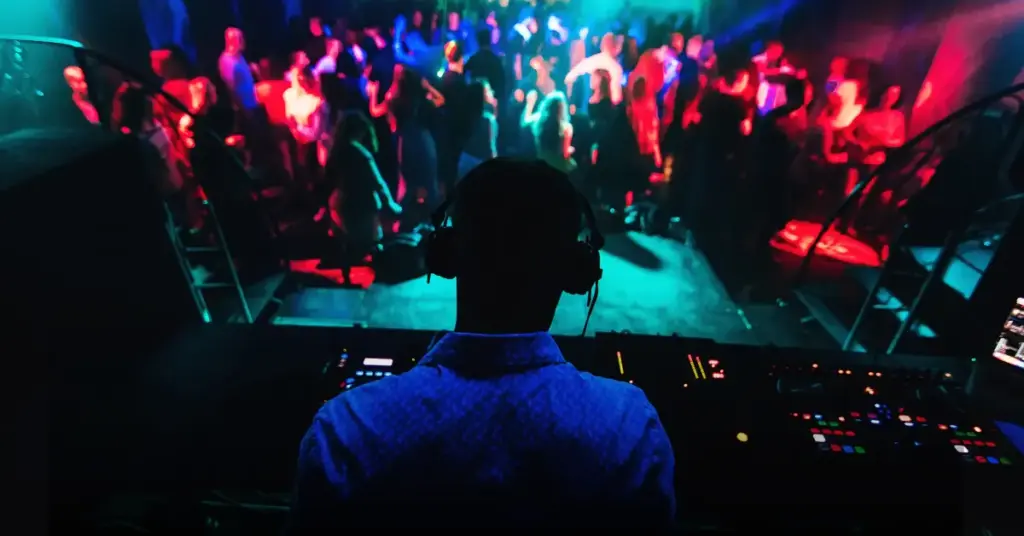 Jak wypromować koncert elektroniczny? Strategie marketingowe, które działają w scenie klubowej